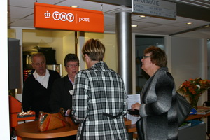 Burgemeester Liemburg opent TNT-postagentschap in 
